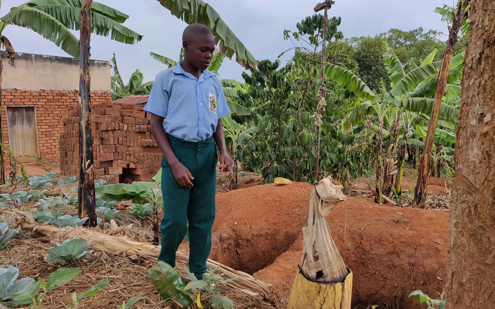 Reportage "Uganda: Farmschulen"; Foto: Farmschüler James bei der Arbeit im Garten (Quelle: Katharina Drzsiga / Kindernothilfe) Reportage "Uganda: Farmschulen"; Foto: Farmschüler James bei der Arbeit im Garten (Quelle: Katharina Drzsiga / Kindernothilfe)