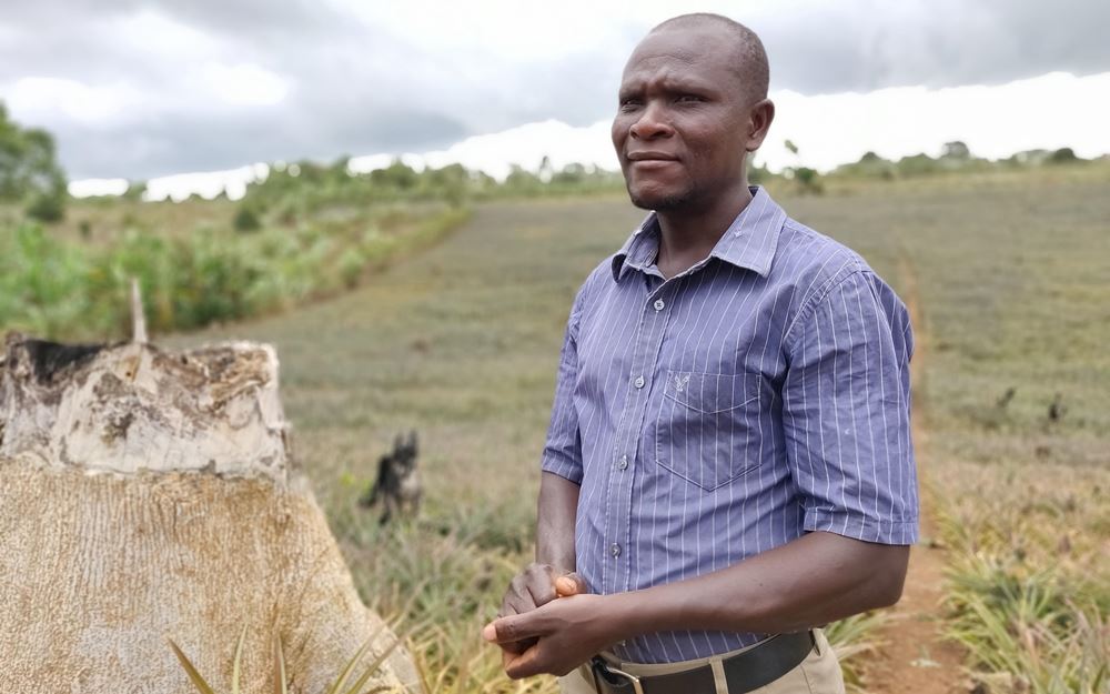 Reportage "Uganda: Farmschulen"; Foto: Mann vor einem Feld (Quelle: Katharina Drzsiga / Kindernothilfe) Reportage "Uganda: Farmschulen"; Foto: Mann vor einem Feld (Quelle: Katharina Drzsiga / Kindernothilfe)