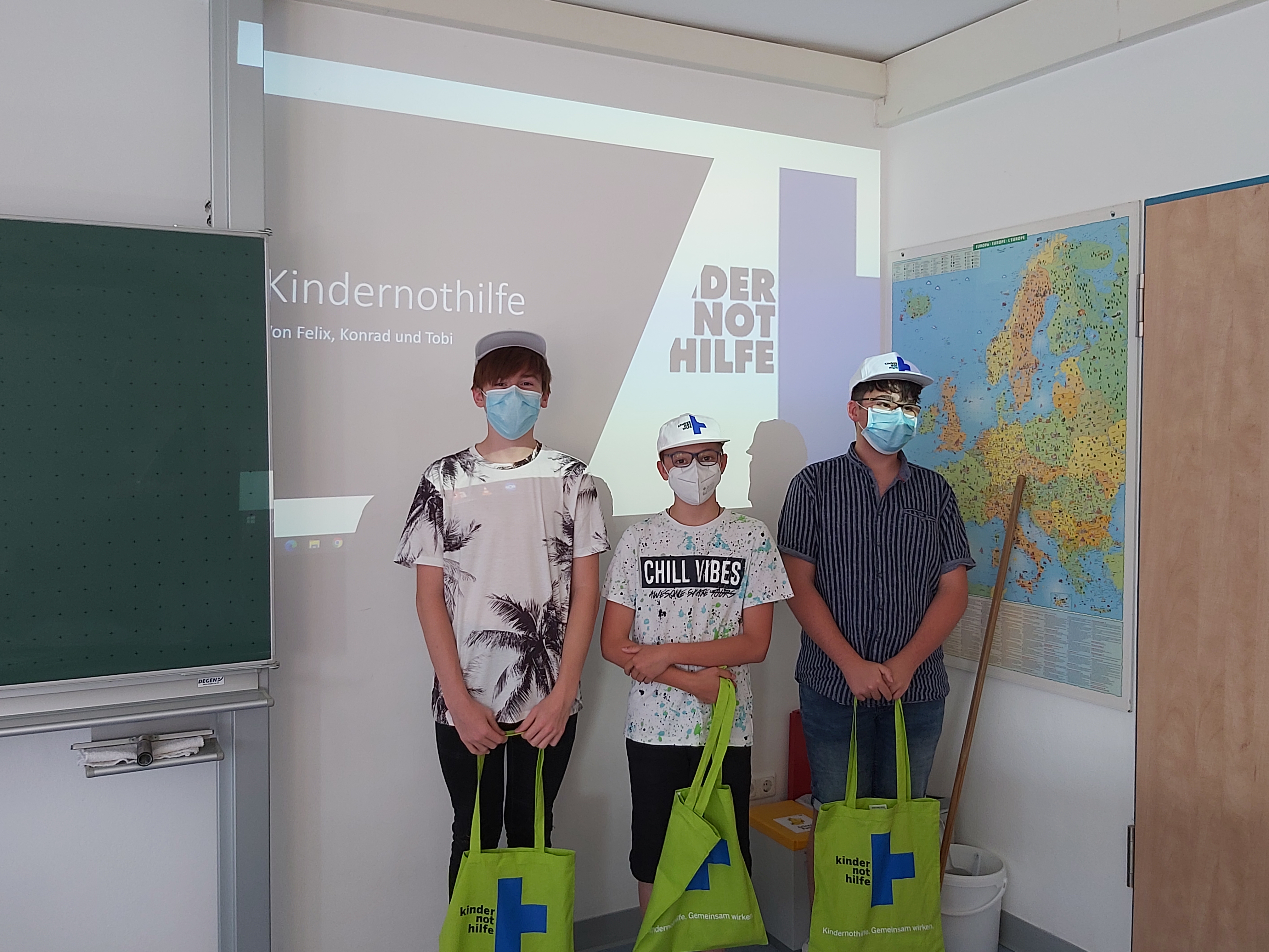 Die SuS der Realschule Oberroning bei der Übergabe der Spenden.