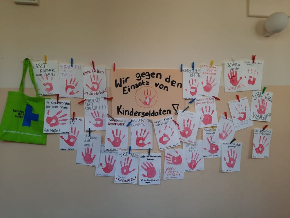 Die gesammelten Roten Hände zum Einsatz gegen Kindersoldaten