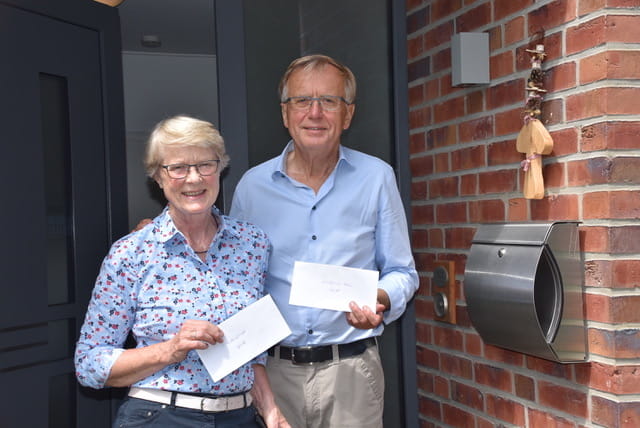Eheleute Molsen aus Lachendorf mit der wundersamen Spende in ihrem Briefkasten