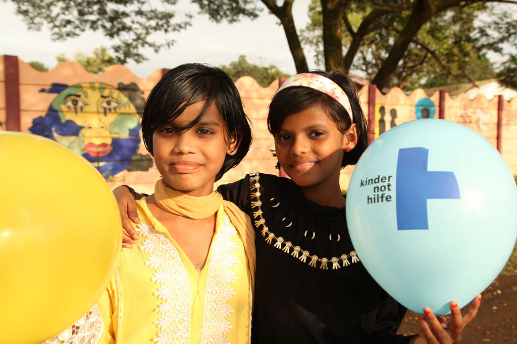 Zwei indische Mädchen halten Kindernothilfe-Luftballons in den Händen. (Quelle: Kindernothilfe)