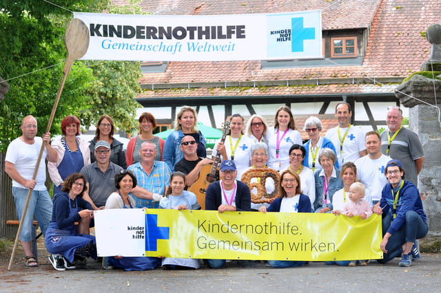 Der Arbeitskreis Nürnberg posiert für ein Gruppenfoto beim 6. Weißwurstfrühstück im Kosbacher Stadl Der Arbeitskreis Nürnberg posiert für ein Gruppenfoto beim 6. Weißwurstfrühstück im Kosbacher Stadl