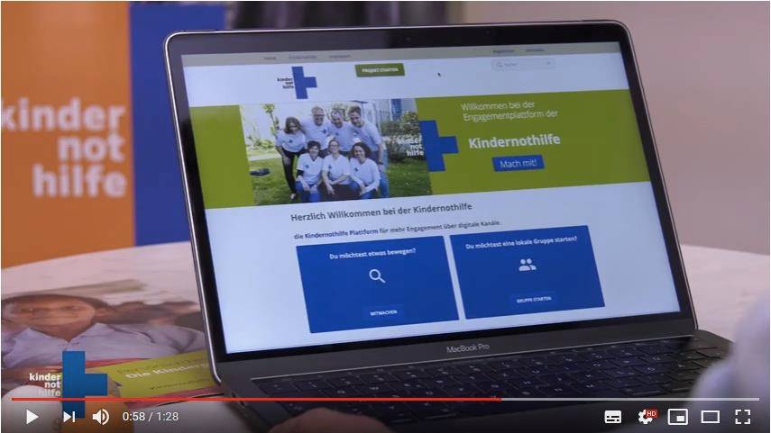 Zu sehen ist ein Laptop Bildschirm auf dem die Kindernothilfe Engagement Plattform geöffnet ist.  Auf dem Bild ist ein Lapotop zu sehen auf dem die Engagement Plattform geöffnet ist.