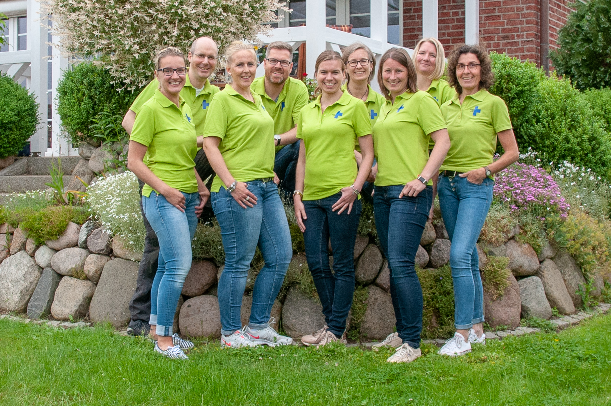Die Mitglieder des Arbeitskreises Nordlichter Hüttener Berge posieren in grünen KNH T-shirts