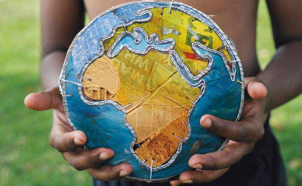 Kind hält Weltkugel in der Hand