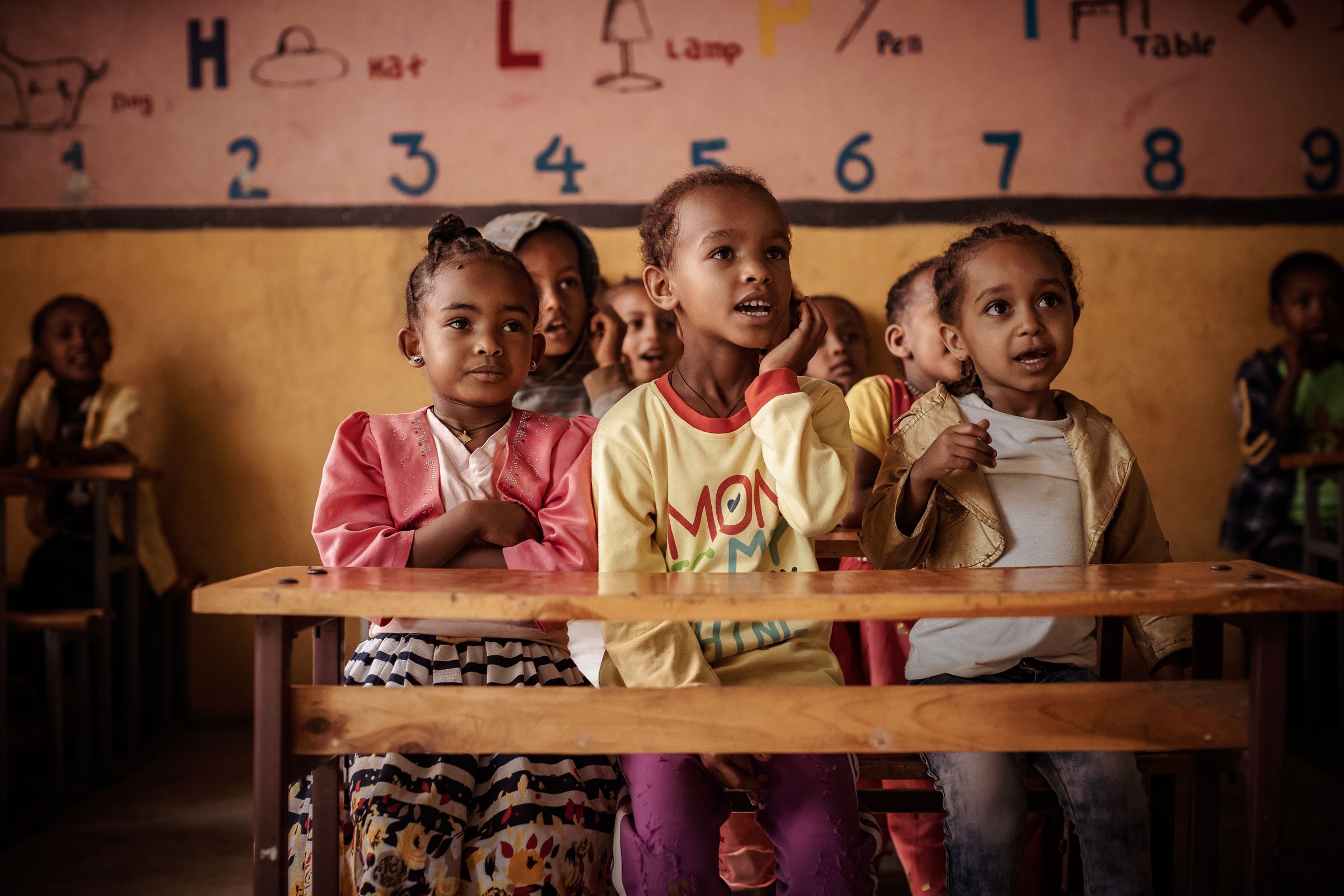 Drei äthiopische Mädchen sitzen interessiert im Schulunterricht