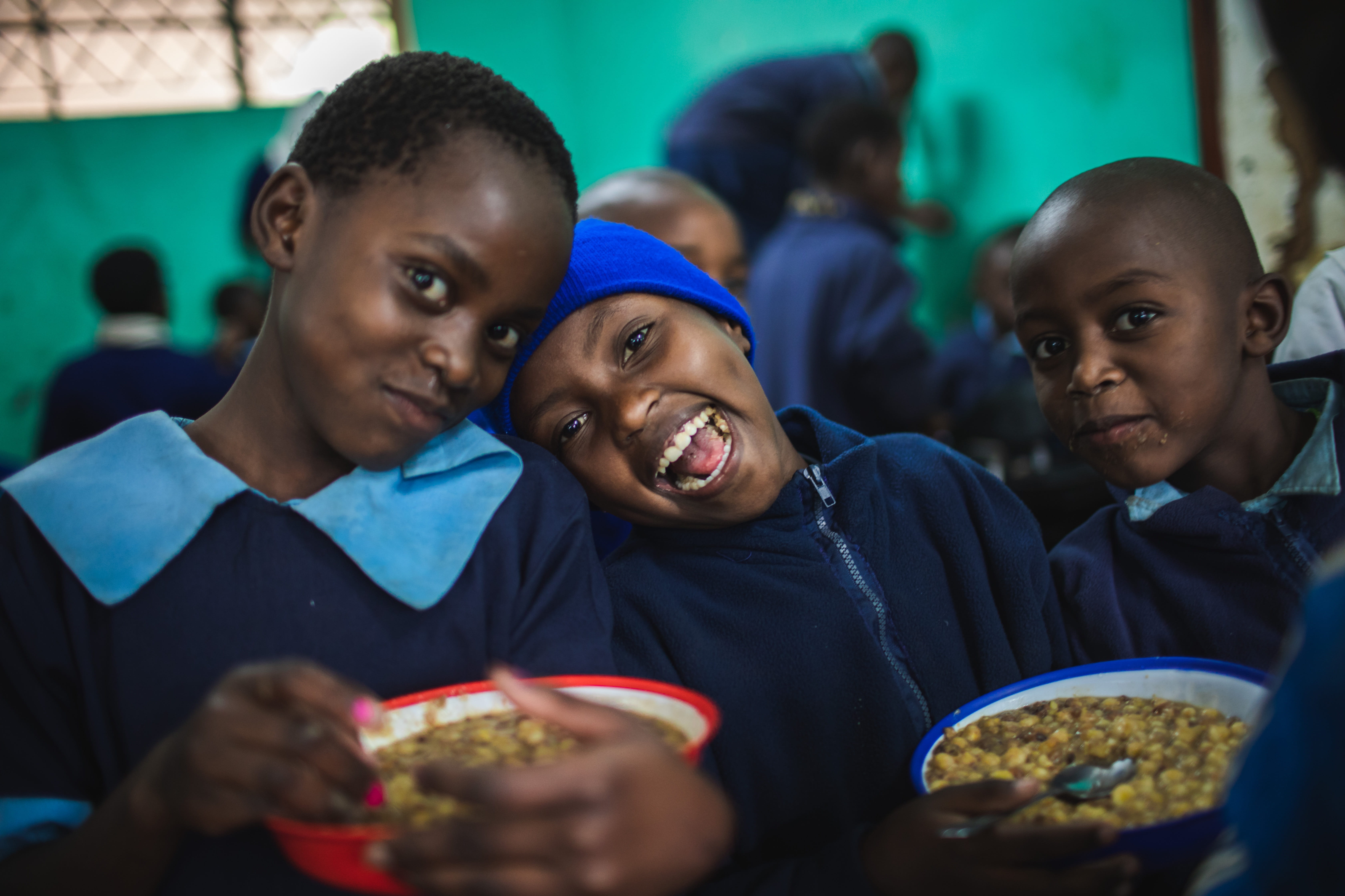 Kinder aus Kenia beim Essen. (Quelle: Lars Heidrich)