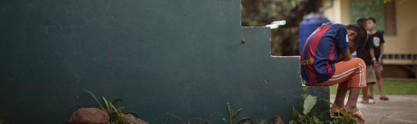 Ein Junge sitzt allein auf einer Treppe und verbirgt sein Gesicht in seinen Händen, er hat die Knie hochgezogen. (Quelle: Jakob Studnar) Ein Junge sitzt allein auf einer Treppe und verbirgt sein Gesicht in seinen Händen, er hat die Knie hochgezogen. (Quelle: Jakob Studnar)