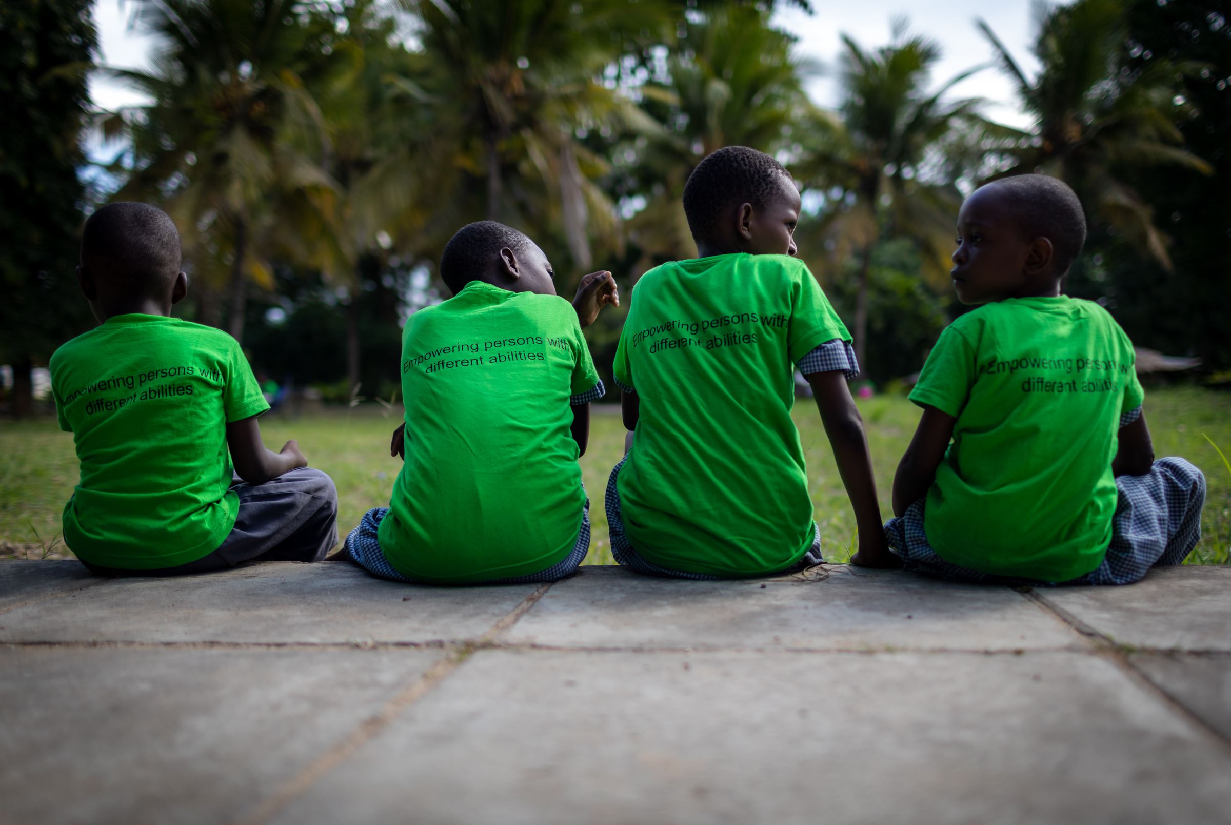 Eine Kindergruppe aus Kenia trägt grüne T-Shirts. (Quelle: Lars Heidrich)