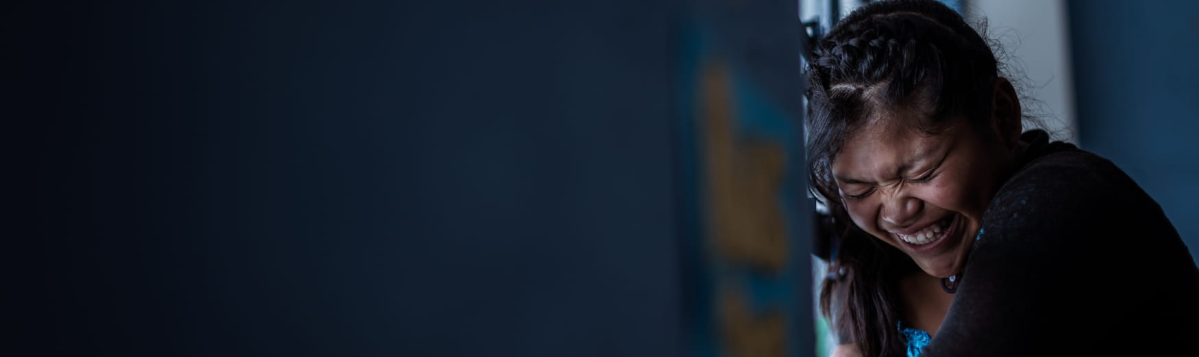 Ein Mädchen lehnt ihr Gesicht traurig an eine Wand. (Quelle: Jakob Studnar) Ein Mädchen lehnt ihr Gesicht traurig an eine Wand. (Quelle: Jakob Studnar)