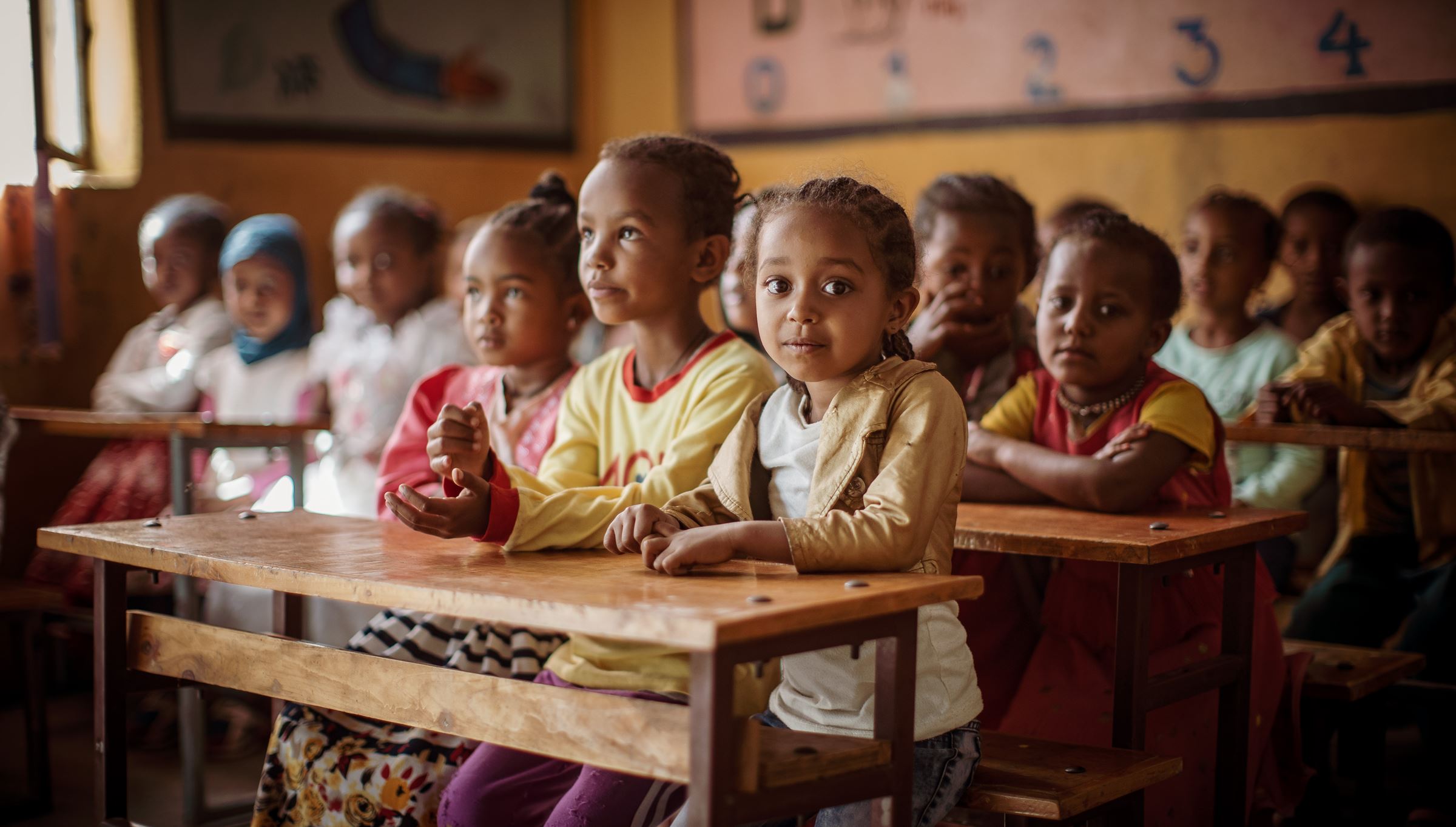 Kinder aus Äthiopien sitzen in der Schulbank. (Quelle: Jakob Studnar)