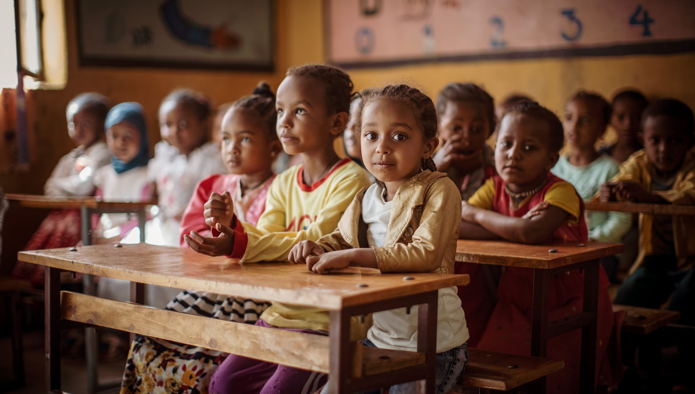 Kinder aus Äthiopien sitzen in der Schulbank. (Quelle: Jakob Studnar) Kinder aus Äthiopien sitzen in der Schulbank. (Quelle: Jakob Studnar)