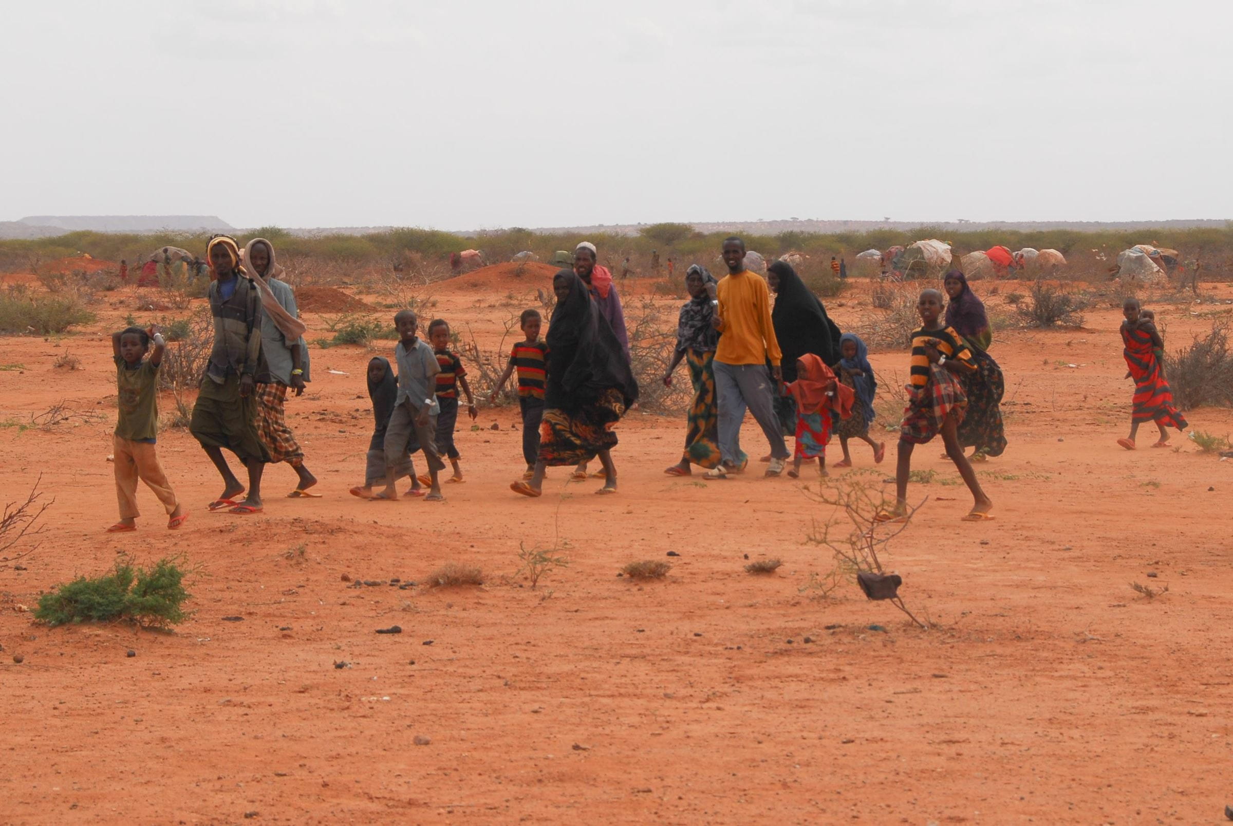 Menschen auf der Flucht laufen durch ein Wüstengebiet am Horn von Afrika. (Quelle: Dietmar Roller)