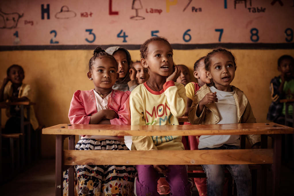 Äthiopische Mädchen sitzen in einer Schulbank (Foto: Jakob Studnar)