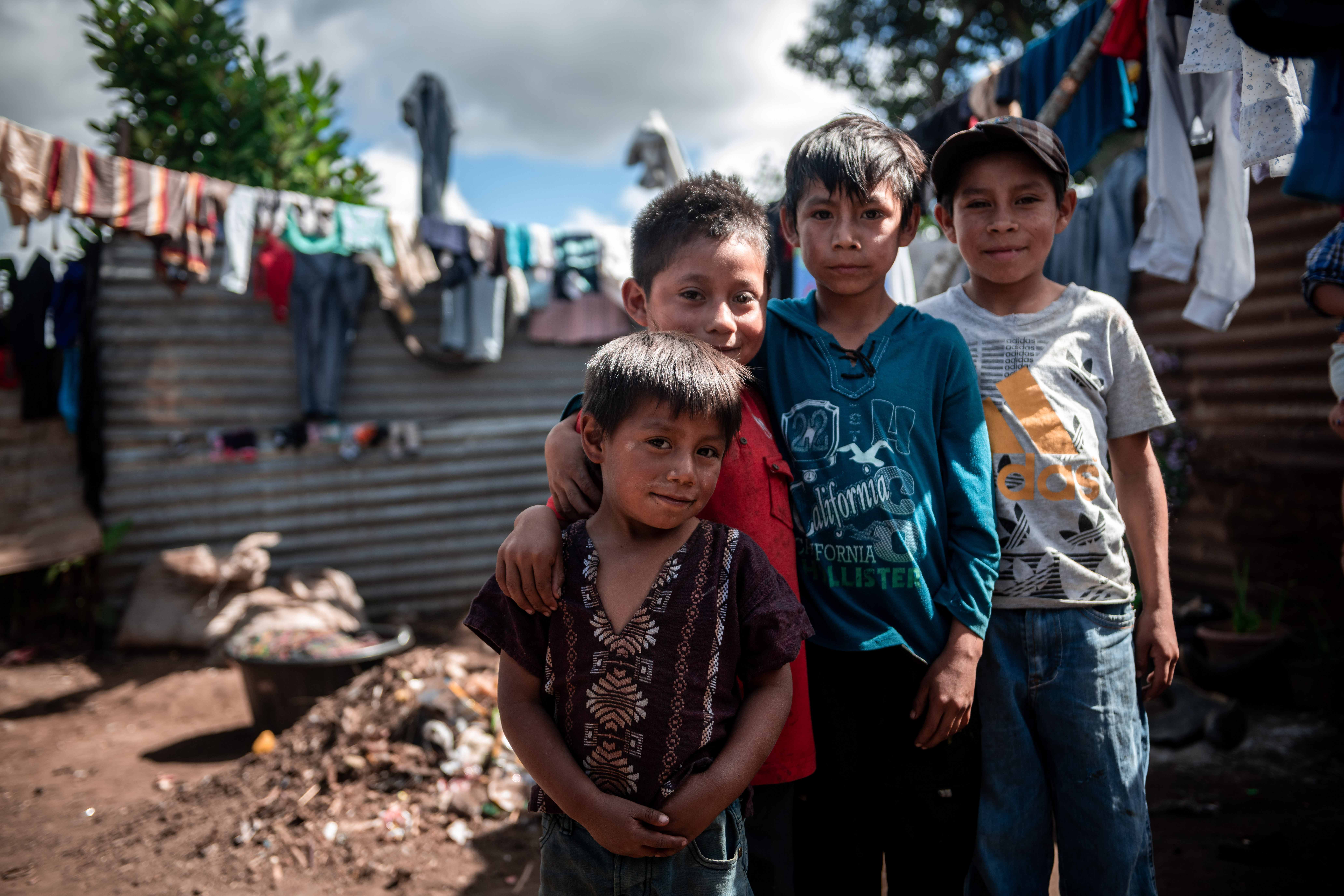 Foto: Vier Kinder aus Guatemala lächeln in die Kamera (Quelle: Fabian Strauch / Kindernothilfe)