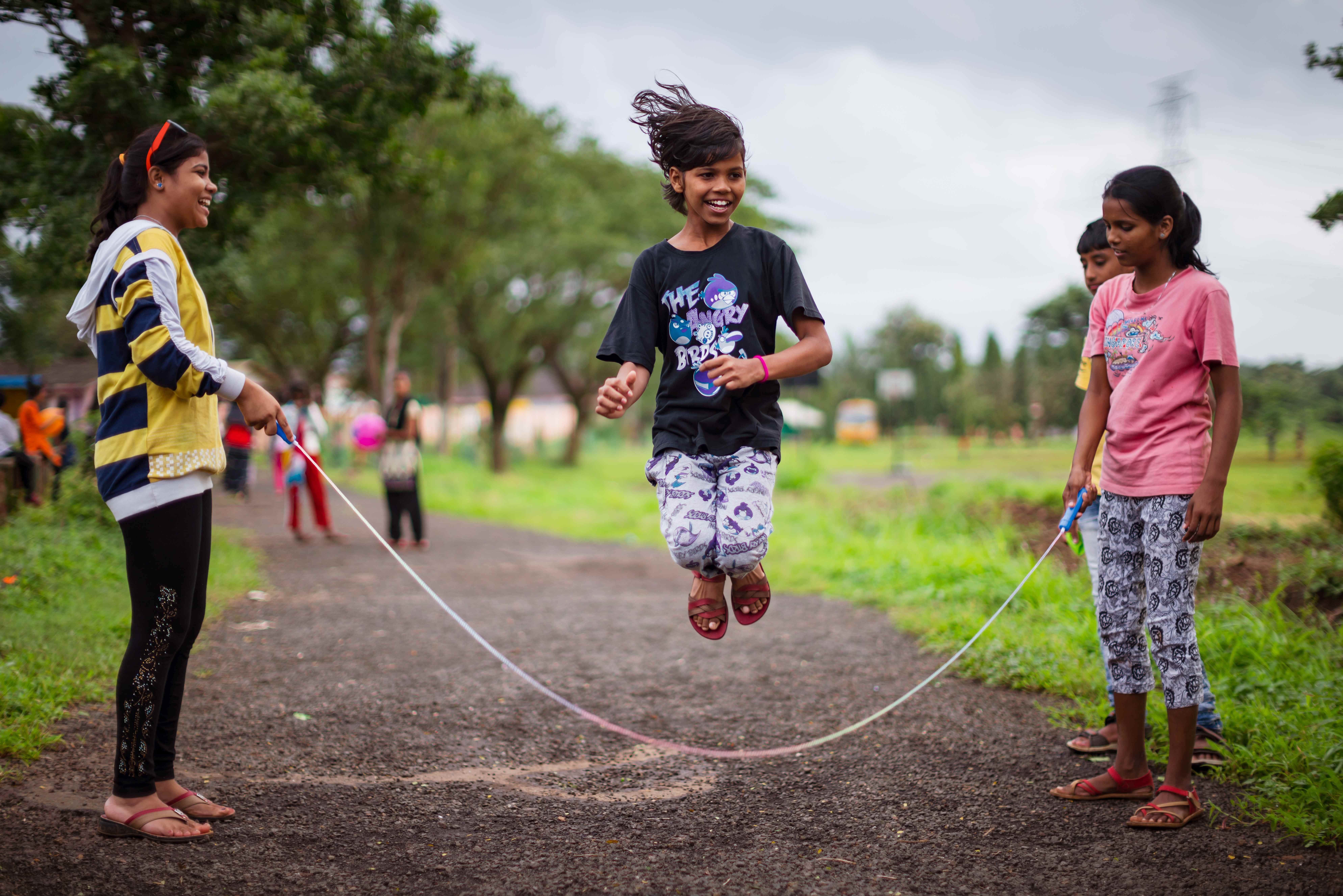 Foto: Seilspringende Kinder in Indien (Quelle: Jakob Studnar / Kindernothilfe)