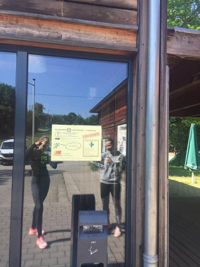 Ankündigung des Sponsorenlaufs an der Schultür Ankündigung des Sponsorenlaufs an der Schultür