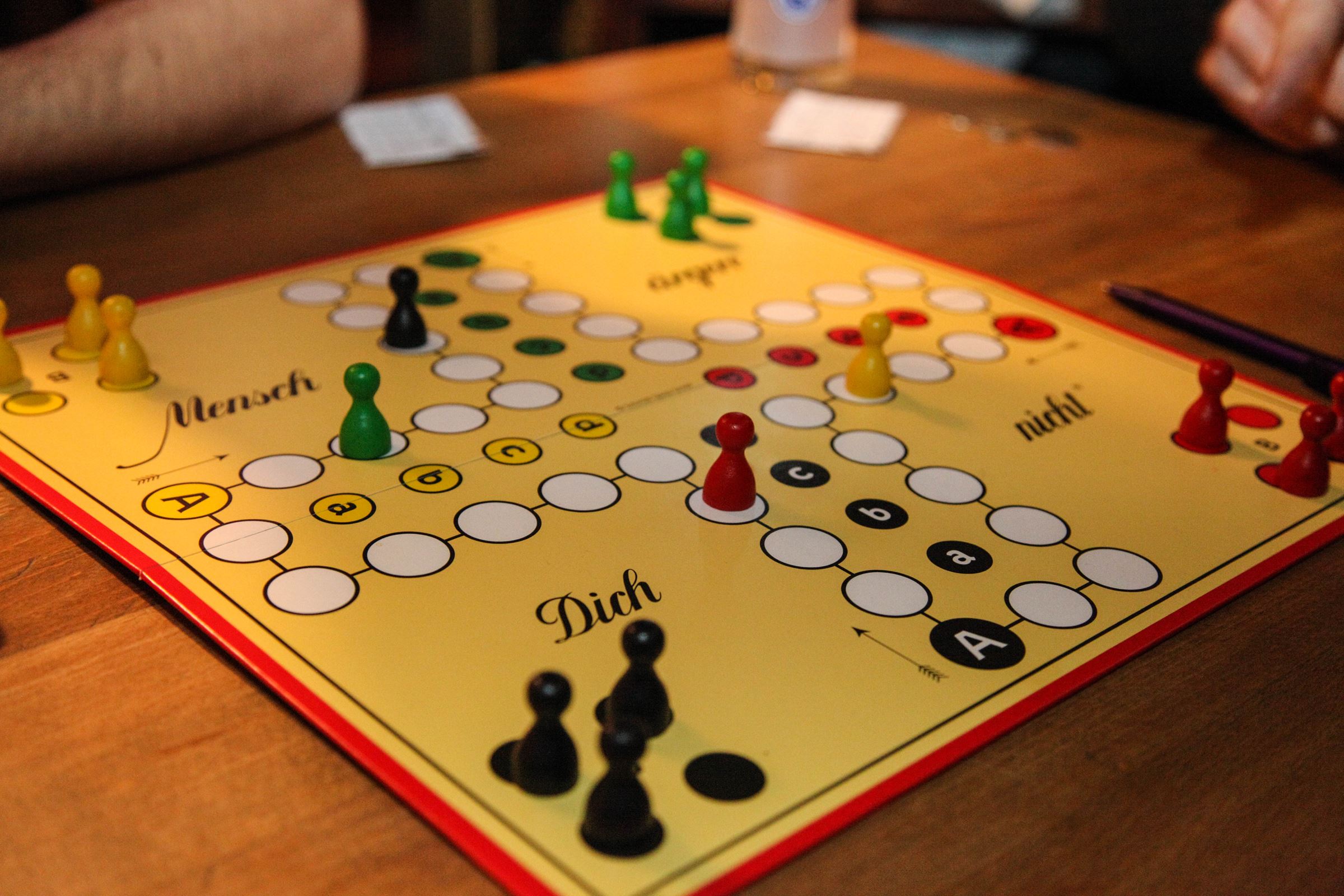 Ein Mensch-ärgere-dich-nicht-Spielbrett Ein Mensch-ärgere-dich-nicht-Spielbrett