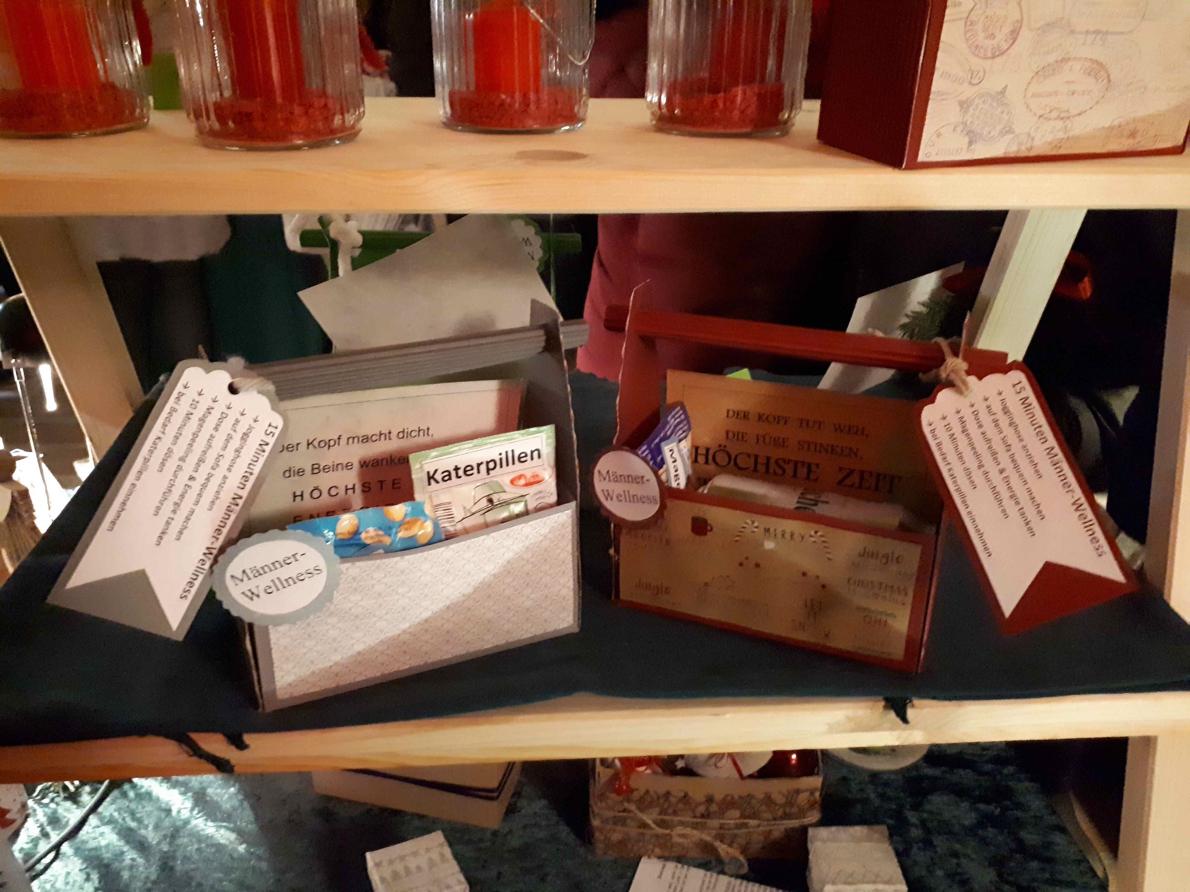 Zwei Handwerkerkisten mit Bierdosen, Katerpillen und Erdnüssen Zwei Handwerkerkisten mit Bierdosen, Katerpillen und Erdnüssen