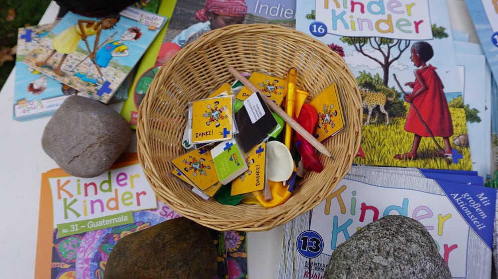 Kindernothilfe-Materialien: Magnete und "Kinder, Kinder"-Hefte