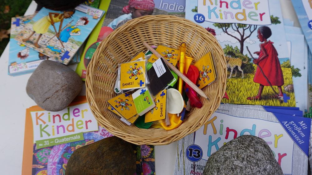 Kindernothilfe-Materialien: Magnete und "Kinder, Kinder"-Hefte Kindernothilfe-Materialien: Magnete und "Kinder, Kinder"-Hefte