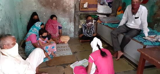 Eine Familie in ihrem Haus in einem indischen Slum