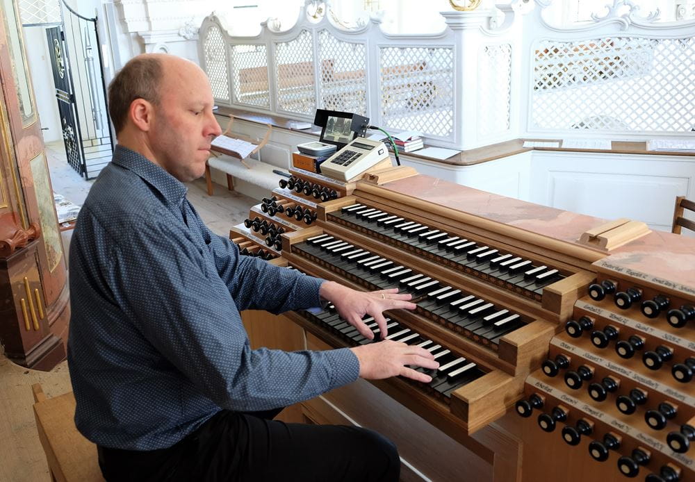 Der Organist an seiner Orgel Organist Gregor Simon an der Orgel