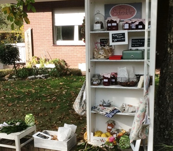 Vor einem Haus steht ein offener Schrank, in dem man selbst gemachte Marmelade kaufen kann (Quelle: privat)