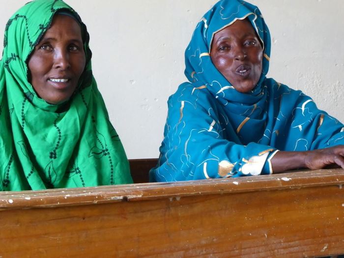 Somalische Frauen sitzen an einem Schultisch