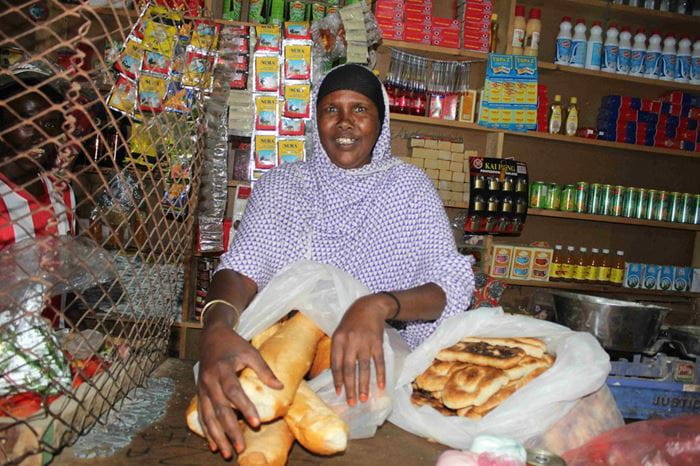 Somalia: Eine Frau aus einer Selbsthilfegruppe hat einen Kiosk eröffnet (Quelle: Katrin Weidemann)