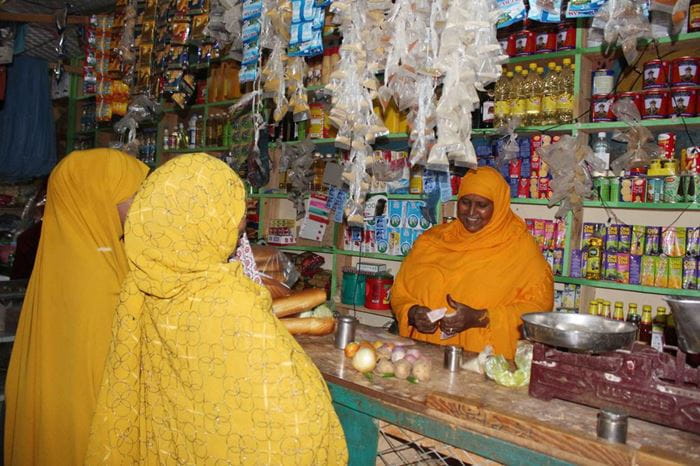 Somalia: Eine Frau aus einer Selbsthilfegruppe in ihrem Laden (Quelle: Katrin Weidemann)