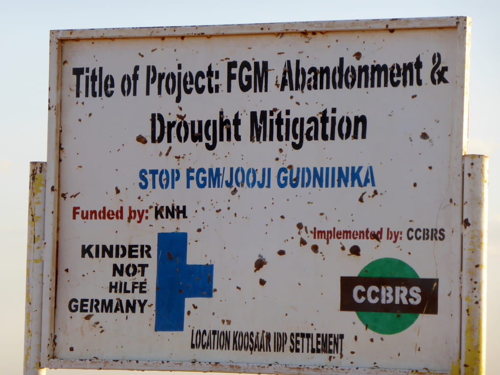 Ein Schild mit Kindernothilfe-Logo gegen Genitalverstümmelung