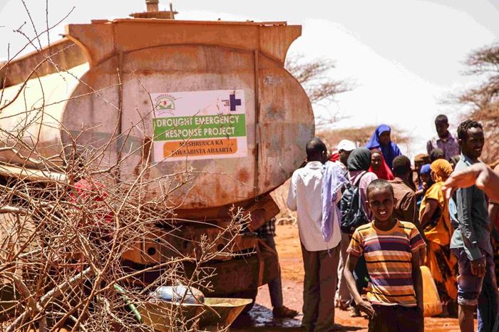 Somalia: Ein Tankwagen, finanziert von der Kindernothilfe, bringt Wasser (Quelle: Angelika Böhling)