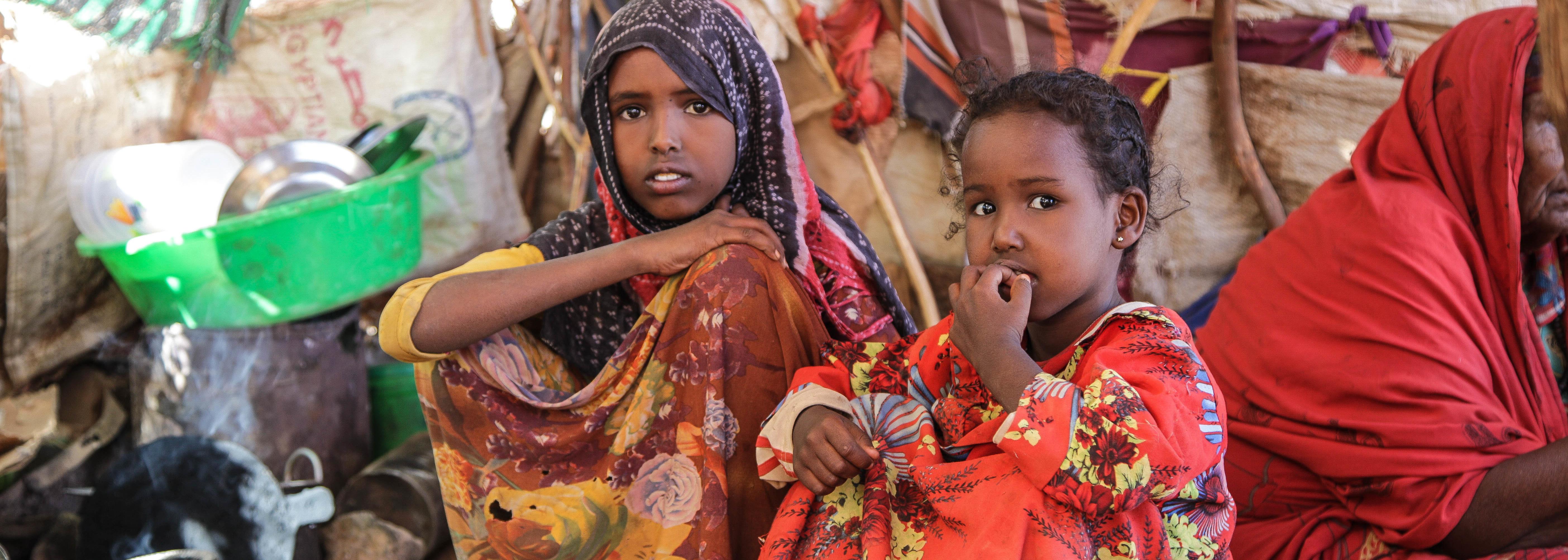Zwei somalische Mädchen in bunten Kleidern (Quelle: Angelika Böhling)