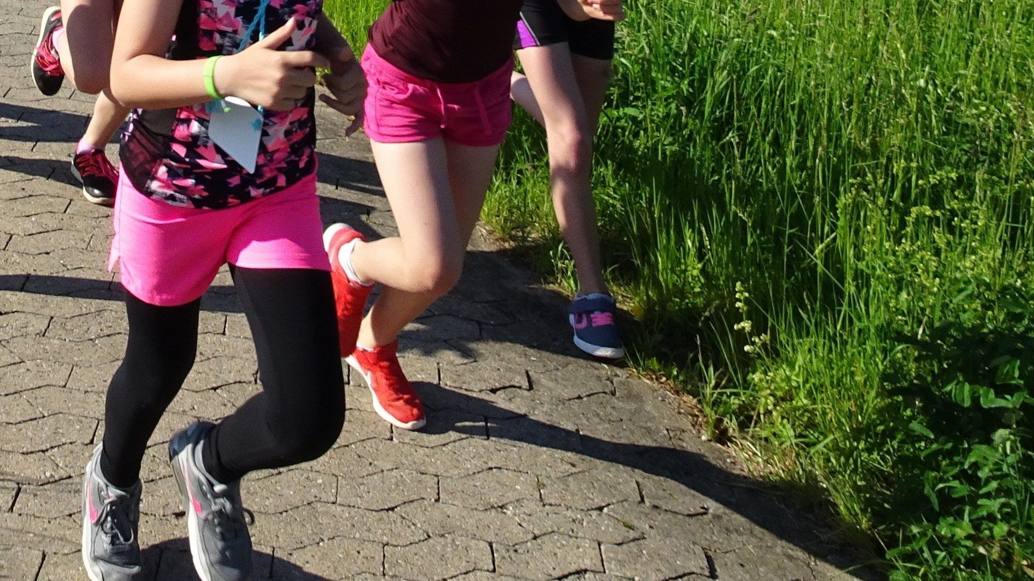 Füße von Kindern bei einem Sponsorenlauf (Quelle: privat)