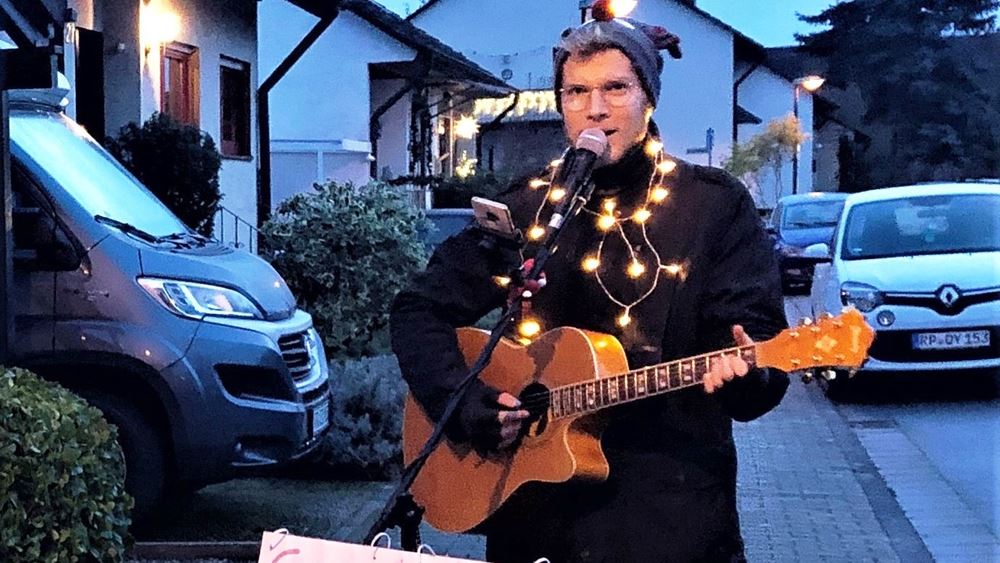 Johannes Weber singt und spielt Weihnachtslieder auf der Straße (Quelle: privat)