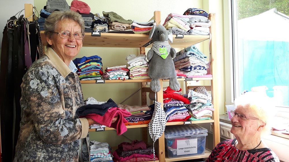 Eine Ladenmitarbeiterin steht vor dem Regal mit Babysachen (Quelle: Gunhild Aiyub) Eine Ladenmitarbeiterin steht vor dem Regal mit Babysachen (Quelle: Gunhild Aiyub)