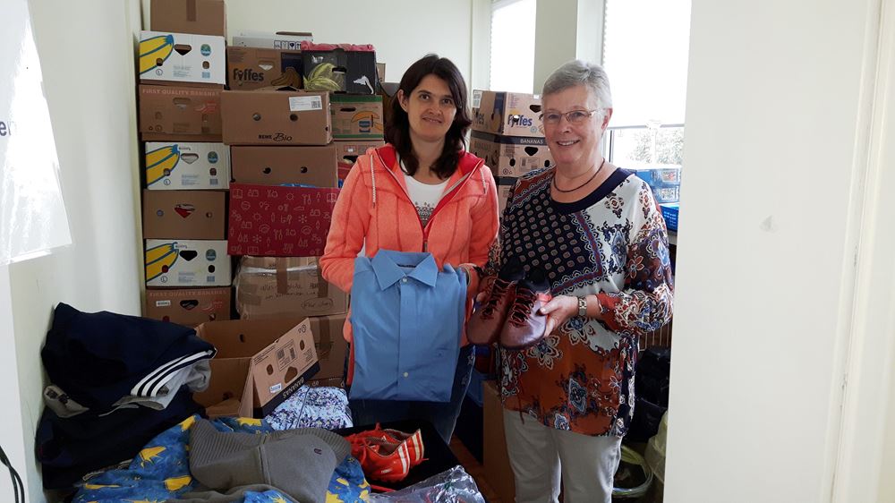 Zwei Frauen sortieren die Waren im Lagerraum (Quelle: Gunhild Aiyub) Zwei Frauen sortieren die Waren im Lagerraum (Quelle: Gunhild Aiyub)
