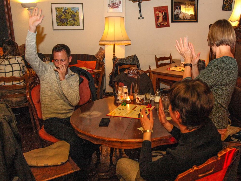 Der Gewinner des Spieleturniers reißt einen Arm hoch Der Gewinner des Spieleturniers reißt einen Arm hoch