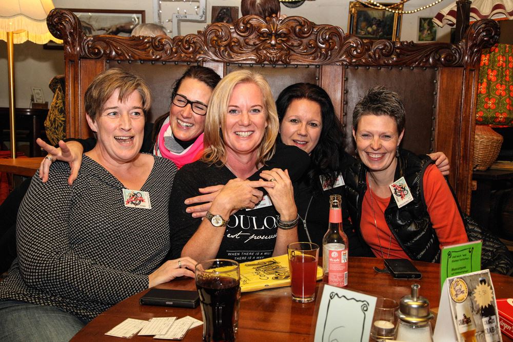 Die Zockermoms - eine Gruppe von Frauen, die bei jedem Turnier mitmacht Die Zockermoms - eine Gruppe von Frauen, die bei jedem Turnier mitmacht