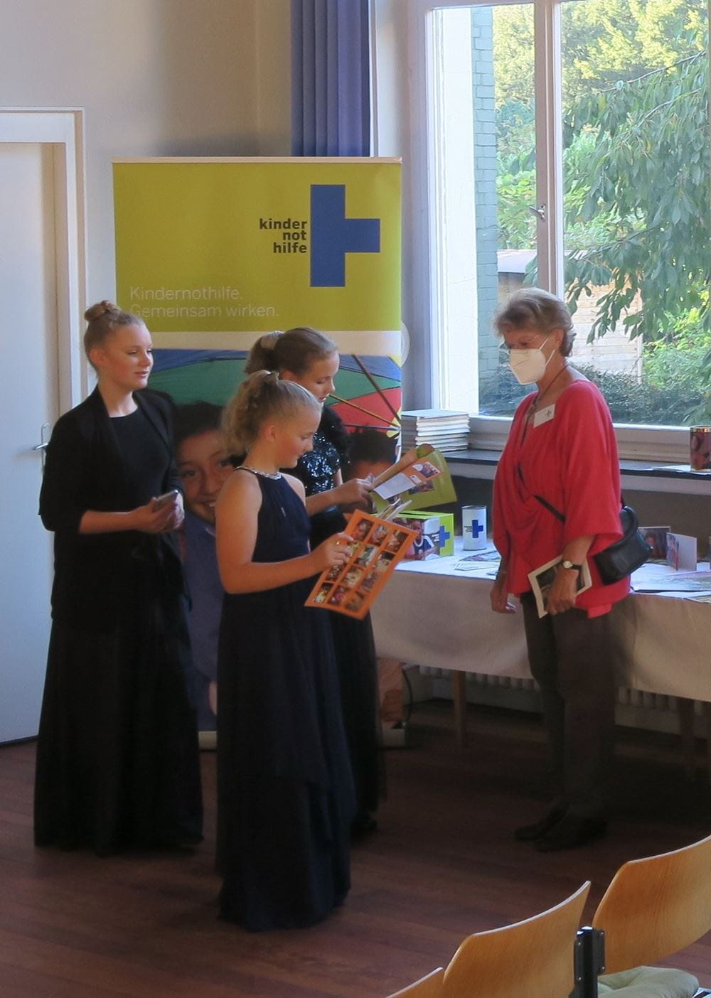 Drei Musikerinnen am Infostand des Kindernothilfe-Freundeskreises Düsseldorf (Quelle: Jochen Arnold)