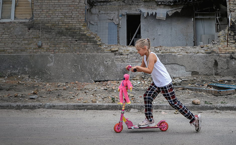 Flucht_Maedchen mit Roller